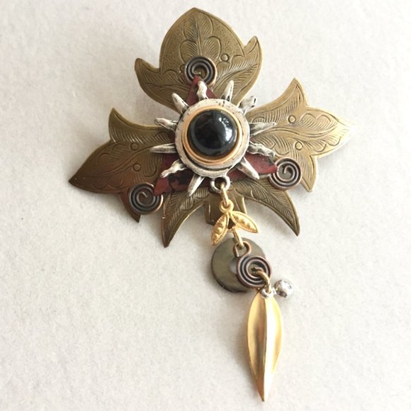 Lot of 2. Vintage Celtic Style Cross and Victorian Style Brooch - Picture 2 of 3